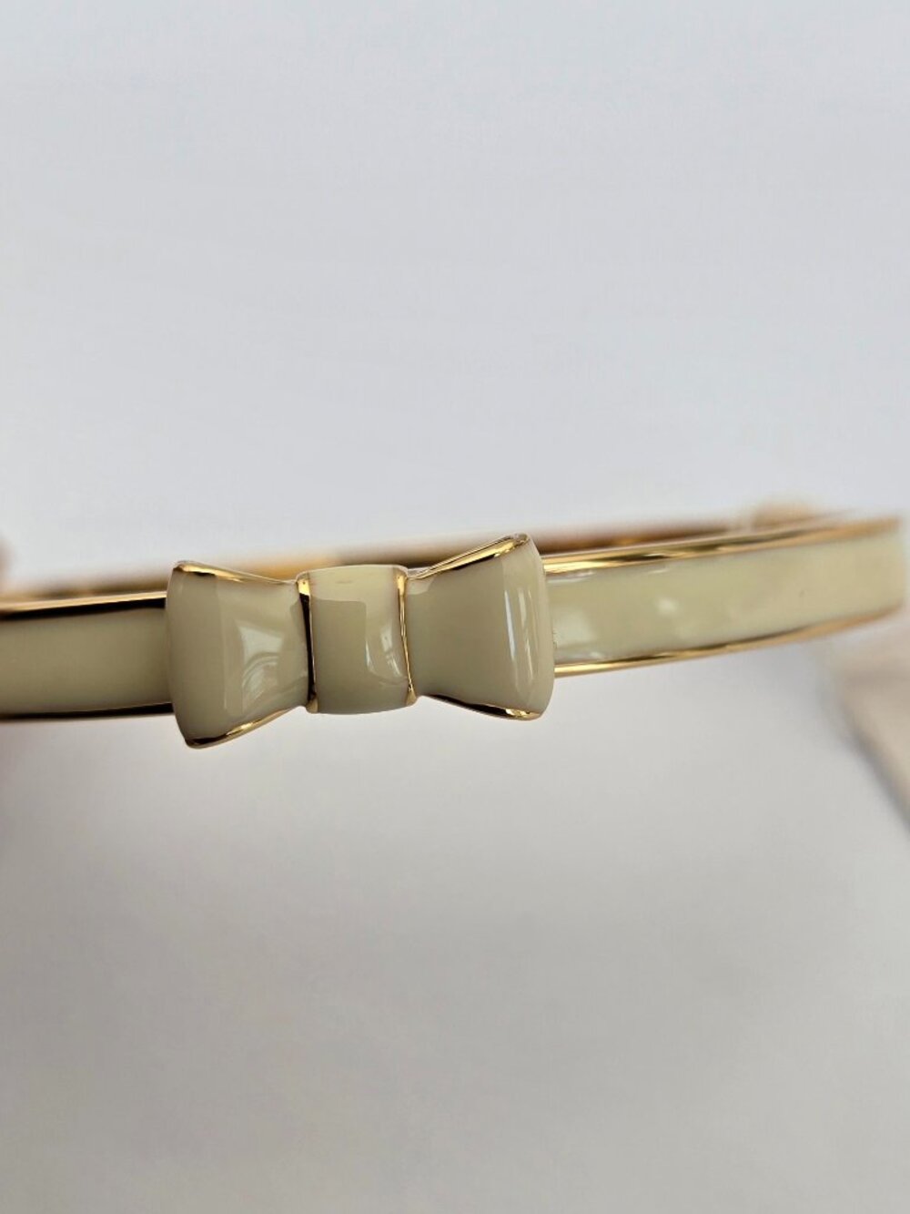 Kate Spade "Take a Bow" Cream and Gold - Picture 2 of 9